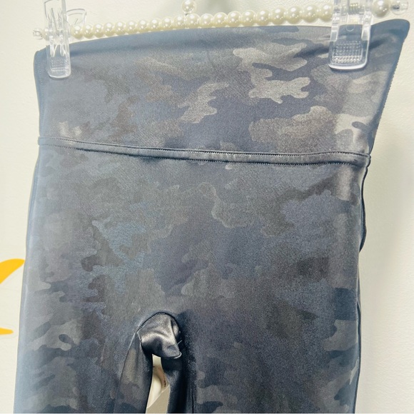 SPANX Faux Leather Matte Black Camo Leggings High Waist Size XS Like New - Picture 3 of 10